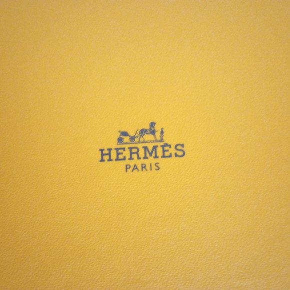 Authentic 8.5" x 8.5" x 3.5" Hermes Box for Gifts, Clothes, Storage - Picture 3 of 9